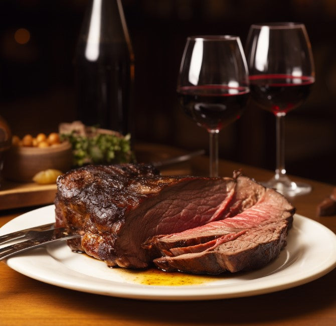 Ilustración de una parrilla con lomo vetado, longanizas y costillar, una botella de vino tinto y la cordillera al fondo
