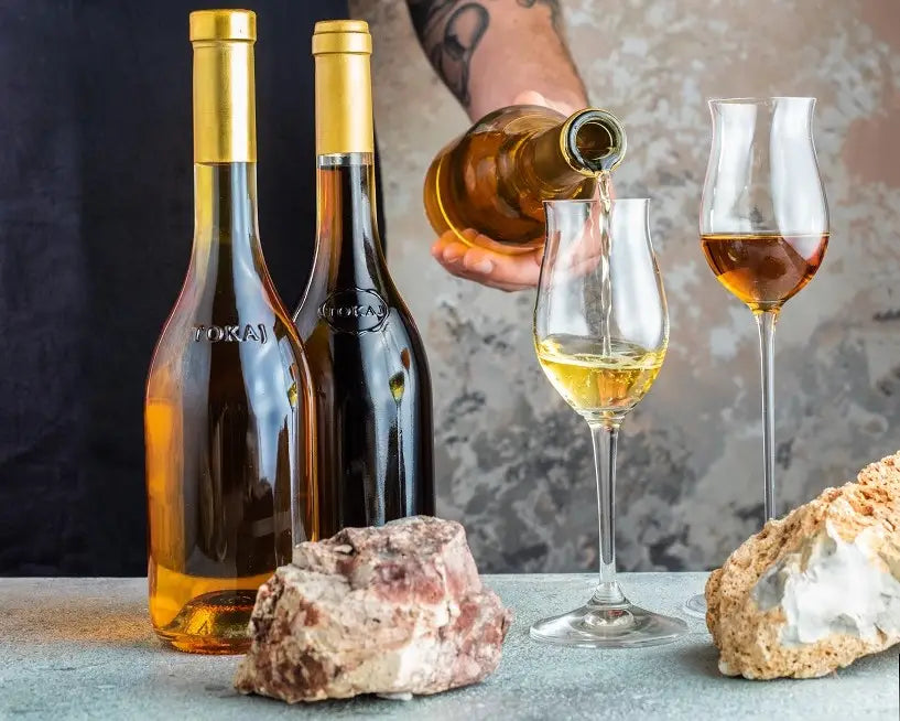 foto propia de las 3 botellas de Tokaj (fondo transparente con sombra) o foto de viñedos de Tokaj con licencia.